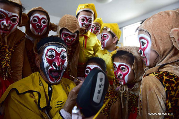 81-year-old folk artist teaches students to perform as monkey