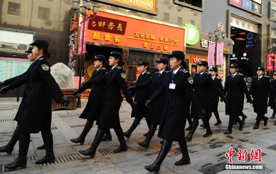 Female <EM>chengguan</EM> are ready for patrol in Lanzhou