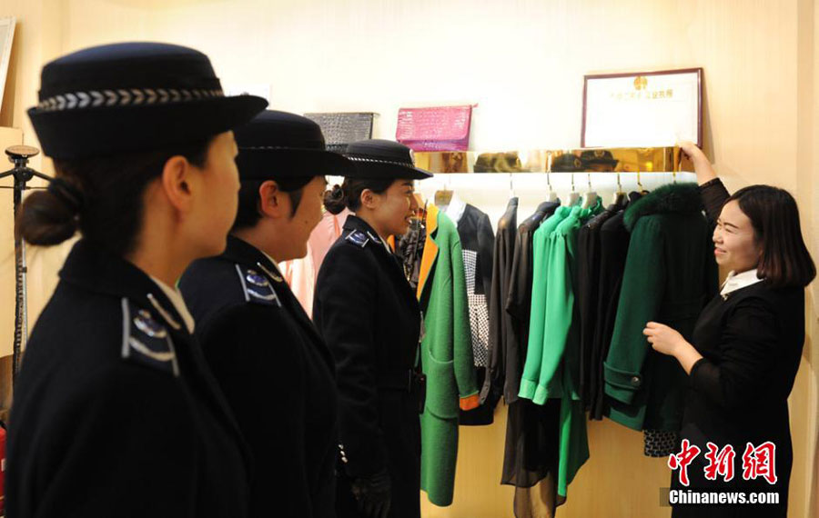 Female <EM>chengguan</EM> are ready for patrol in Lanzhou