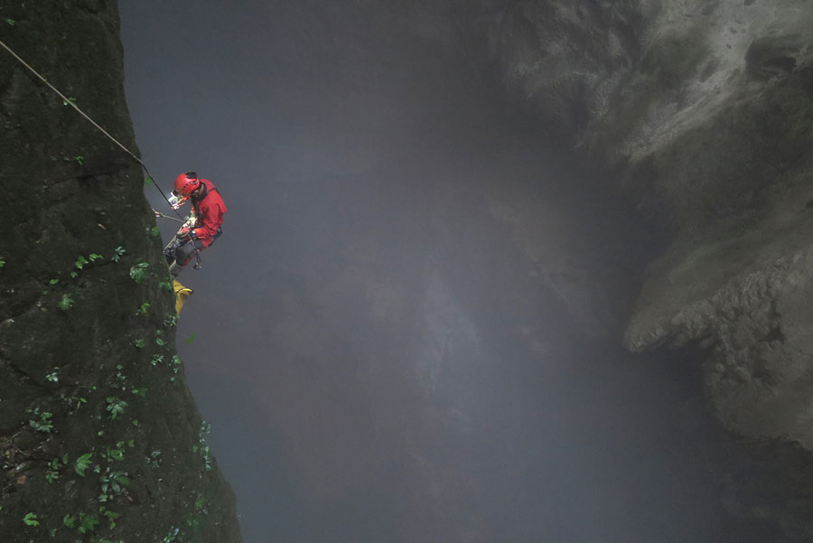 Cavers make rare finds in Guangxi expedition