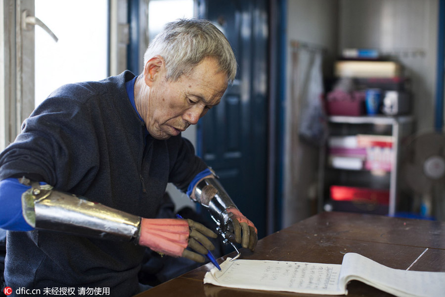 Armless farmer builds new hands for himself, others