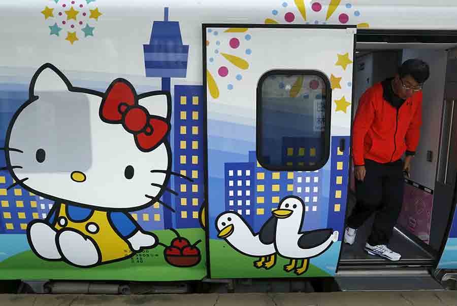 Hello Kitty-themed train unveiled in Taiwan