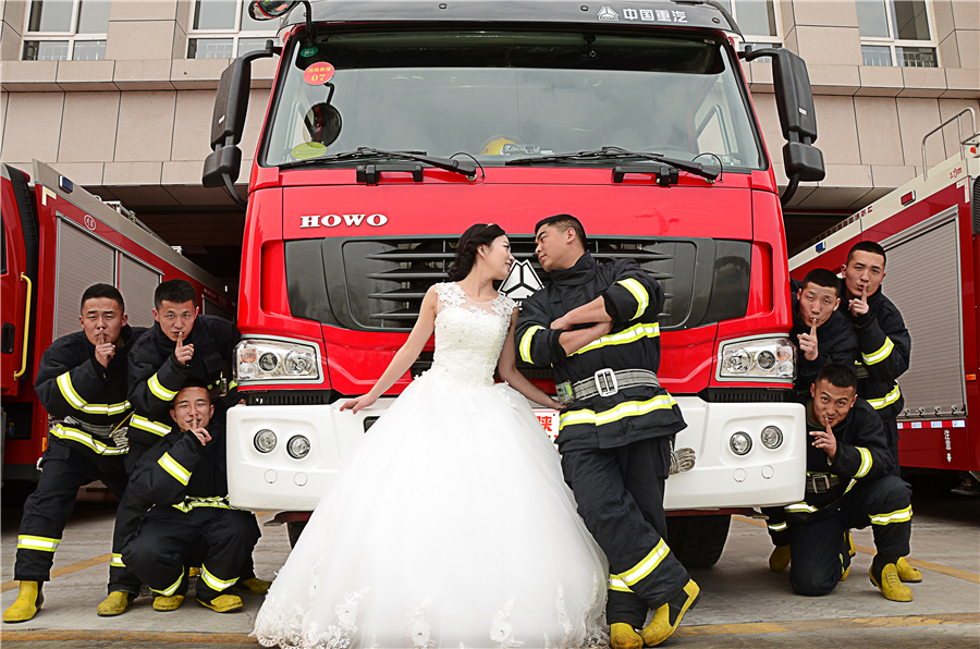 Unforgettable wedding photos at fire station