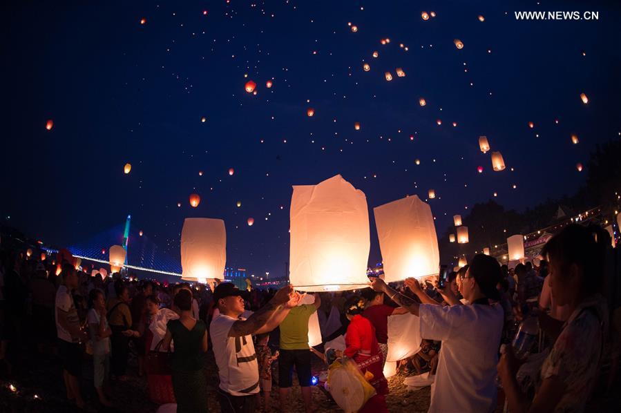 Sky lanterns released to celebrate new year of Dai ethnic group