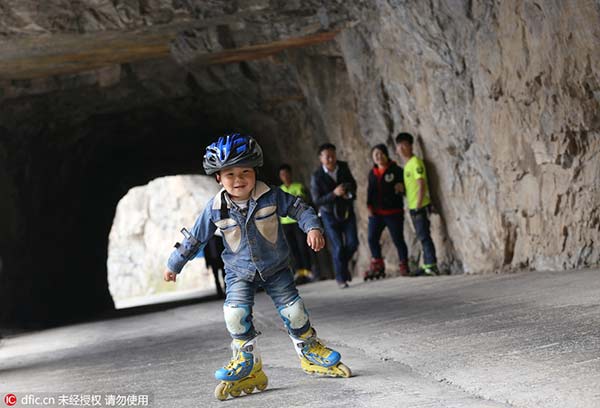 Little champ: Four-year-old roller skates on cliff