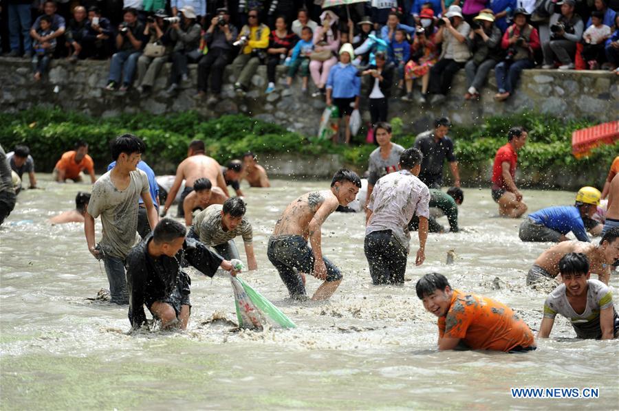 Fish-catching contest held in SW China