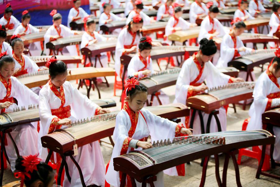 Teenagers play Chinese instrument Zheng in Hubei