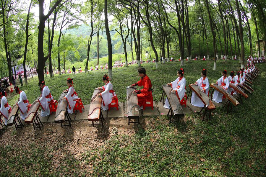 Teenagers play Chinese instrument Zheng in Hubei