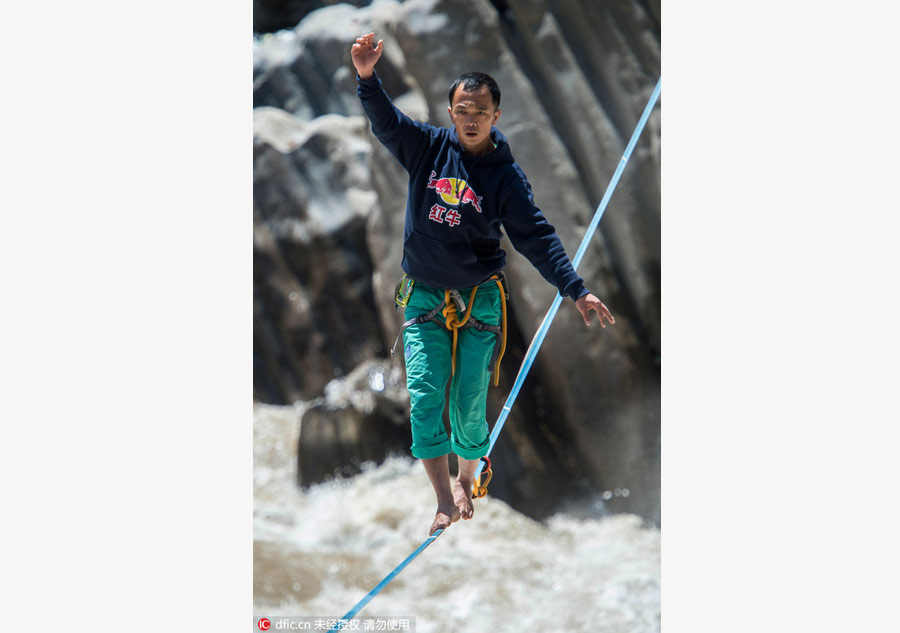 Slackline walker conquers Tiger Jumping Gorge