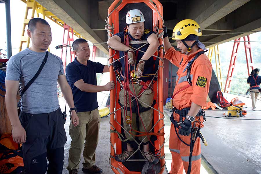 Hanging in the air: Chongqing holds rescue drill