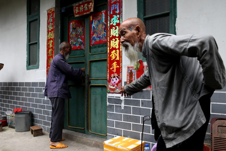Stars of Lijiang River: Elderly brothers with white beards