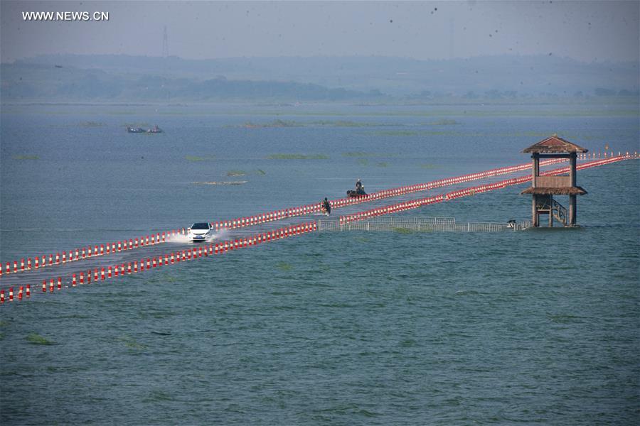 Highway submerged in Poyang Lake due to continuous rain