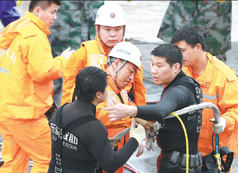 Volunteers turn tide for stranded sailors