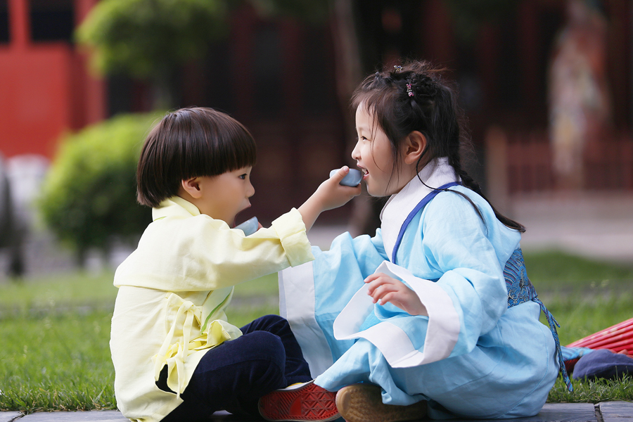 Kids in <EM>hanfu</EM> celebrate Dragon Boat Festival