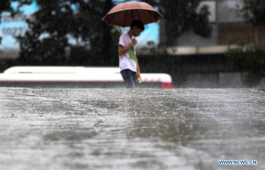 Heavy rains flood streets, leave people stranded in South China