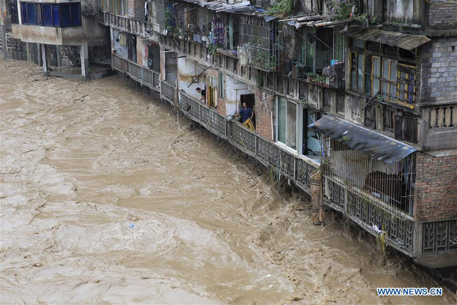 Heavy rains flood streets, leave people stranded in South China