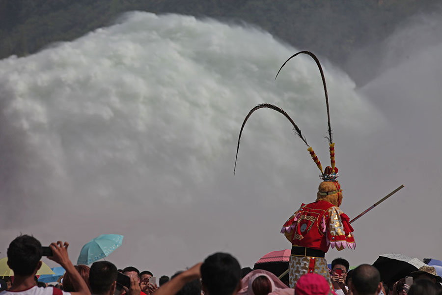 Natural power of Yellow River thrills tourists
