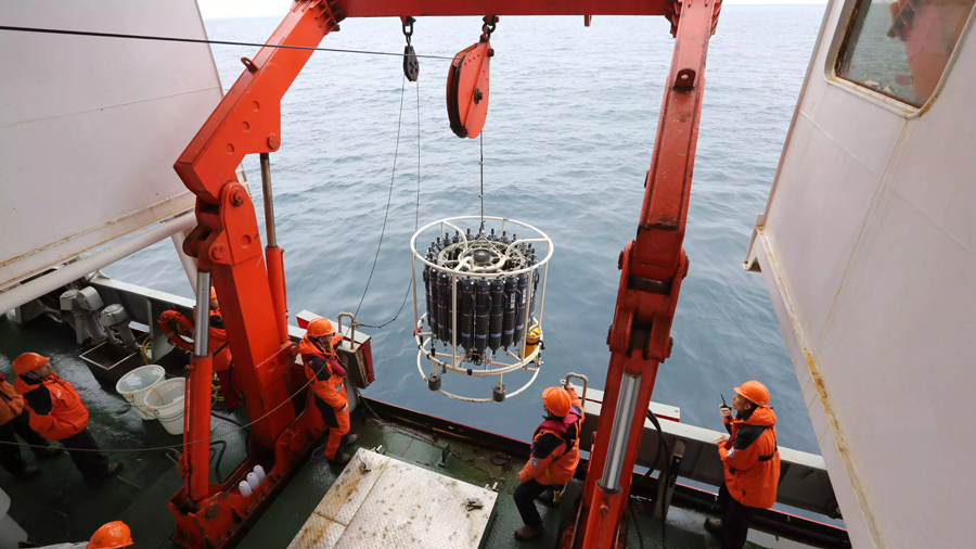 Icebreaker Xuelong arrives at North Pacific Ocean for 7th expedition