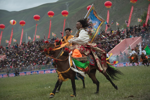 Expert Tibetan riders amaze spectators at annual horse festival