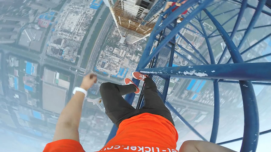 Daredevil couple scales China's tallest construction site