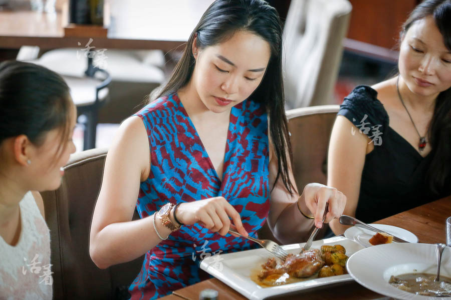 Female entrepreneur teaches noble etiquette to wealthy Chinese