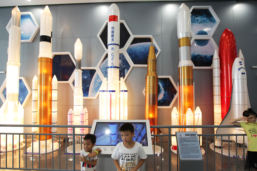 Children explore science and technology at museum