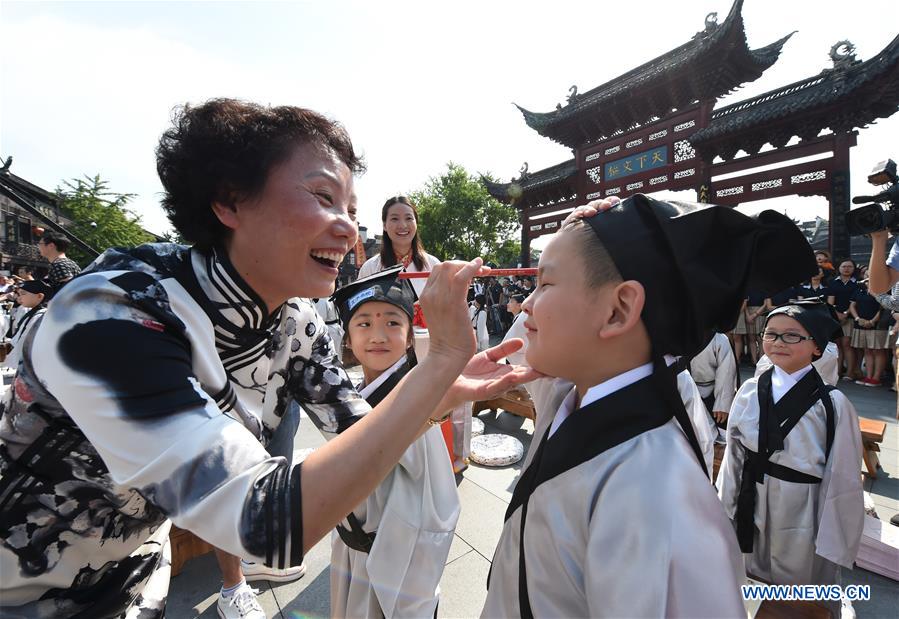 Children wearing Hanfu attend writing ceremony in E China