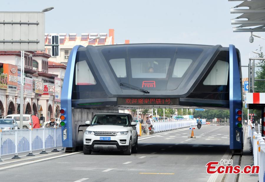 Street-straddling bus continues tests