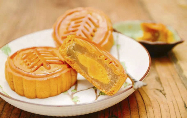 Special mooncakes distributed by Shanghai universities