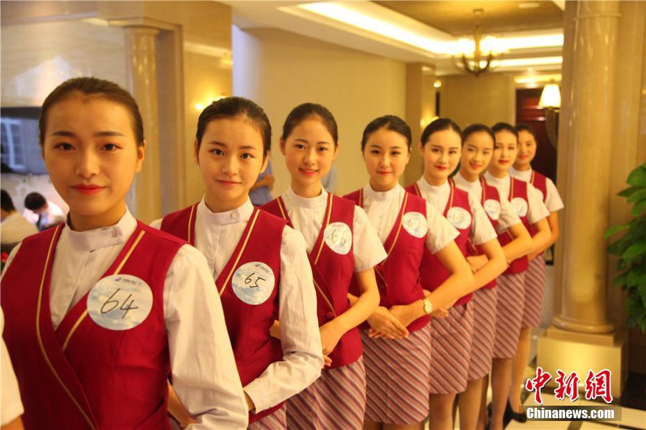 Students compete for flight attendant jobs in Sichuan