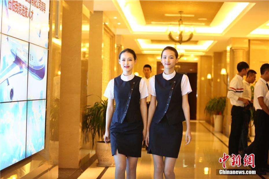 Students compete for flight attendant jobs in Sichuan
