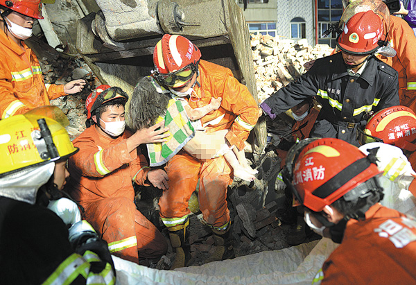 17 dead in building collapse