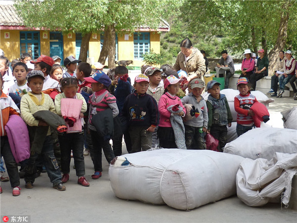 Grannies keep Tibetan children warm with hand-made clothes