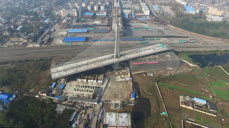 Overhead bridge rotated in E China