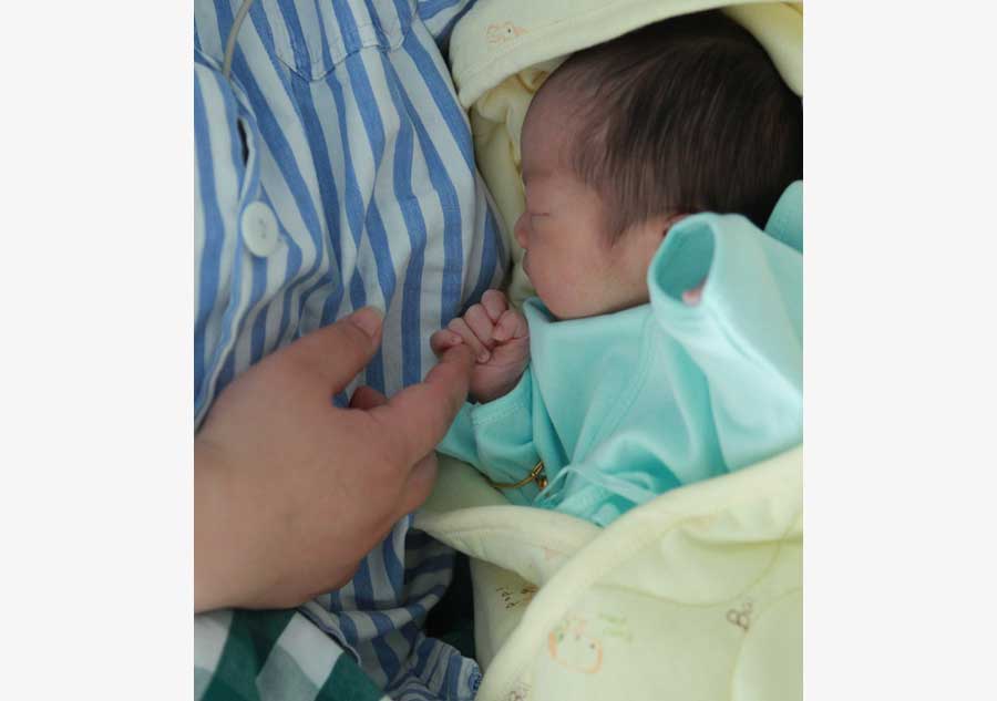 Photos of newborn holding oxygen mask go viral