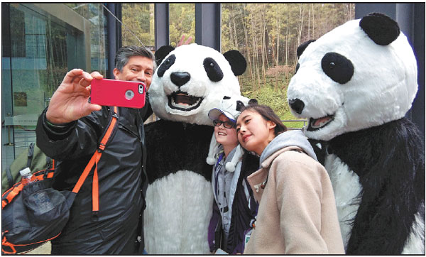 15 UN panda envoys visit Chengdu
