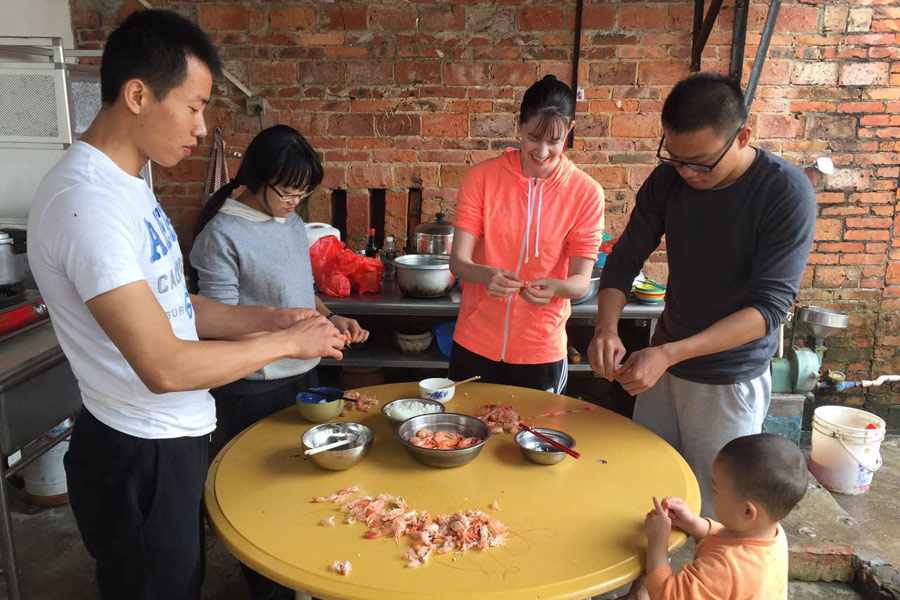 Foreign daughter-in-law enjoys Spring Festival with her new family in South China