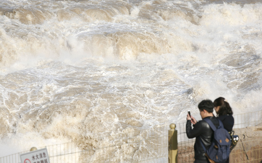 Hukou Waterfall roars as frozen river melts