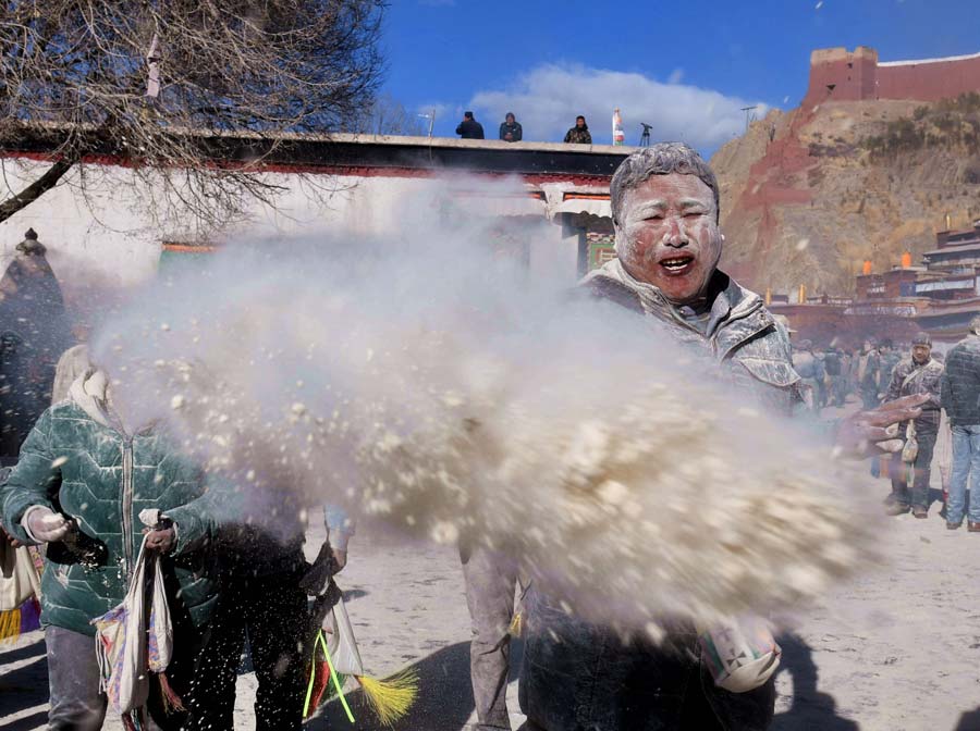 People pray for bumper harvest in Tibet