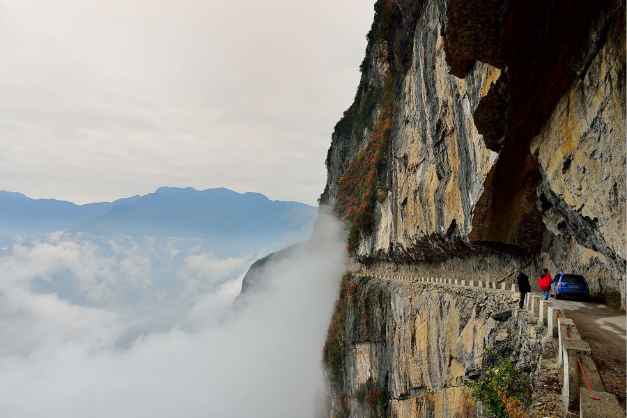 Remote Chongqing villagers build road on cliff to end isolation