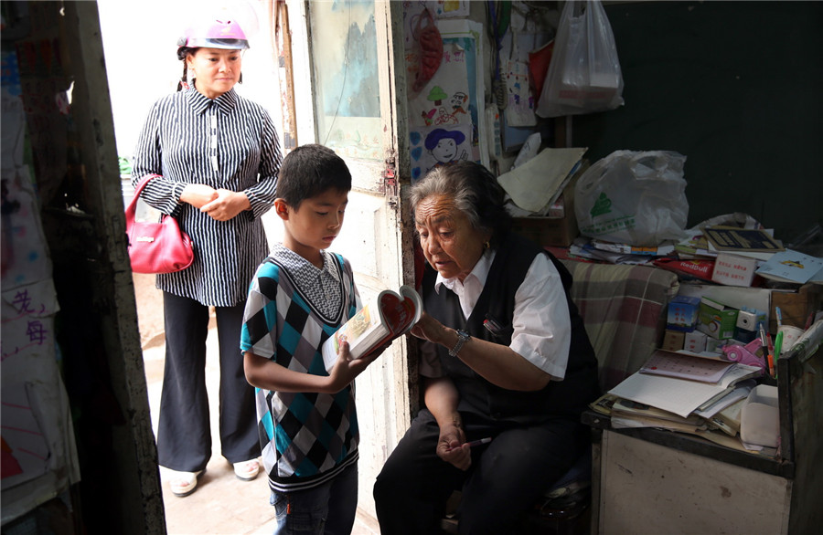 Homework tutor in Xinjiang beloved at age 74