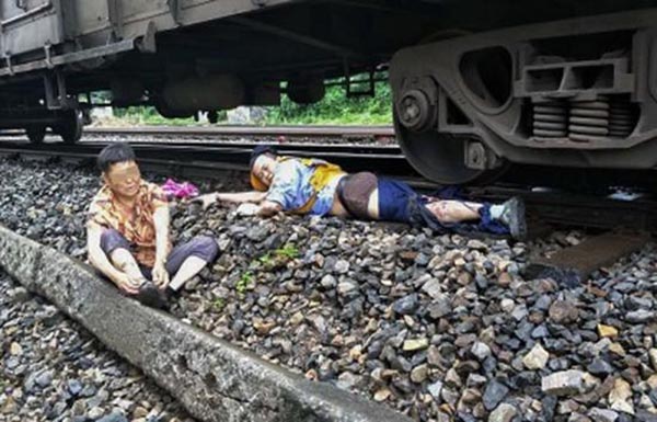 Railway worker saves old lady, loses leg