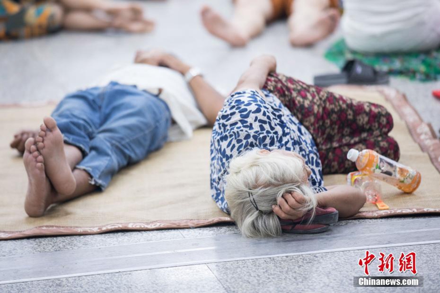 People take shelter in subway station to escape scorching heat in East China