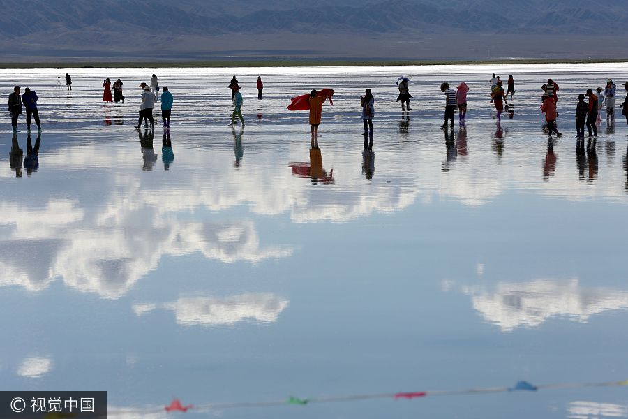 Tourists flock to Chaka Salt Lake in NW China's Qinghai
