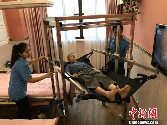 Machine lifts burden on elderly residents and their carers