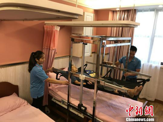 Machine lifts burden on elderly residents and their carers