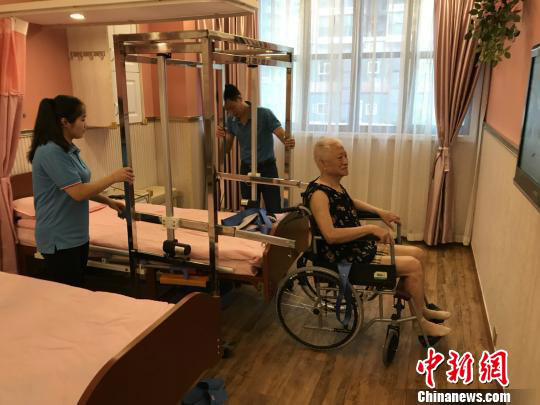 Machine lifts burden on elderly residents and their carers