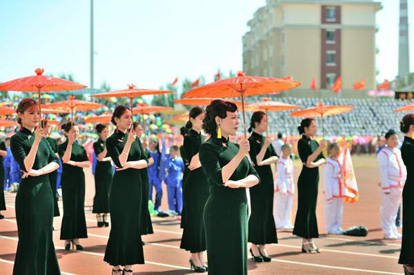 5,599 women in qipao dresses set new Guinness World Record