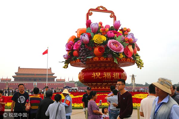 17m flower basket placed in Tian'anmen Square ahead of National Day