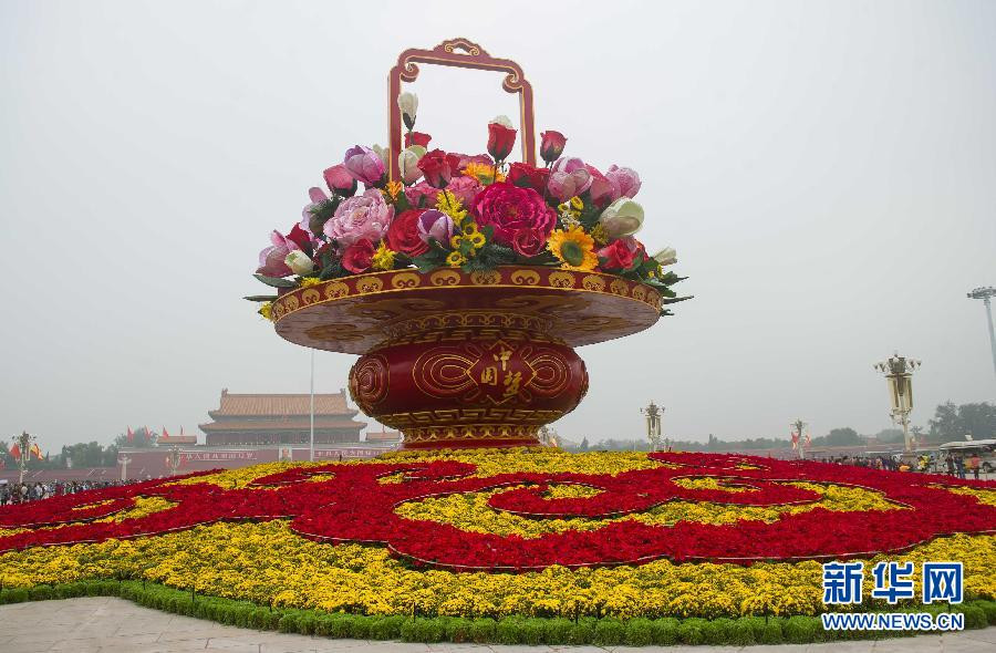 Images: Changes in Tian'anmen Square decorations for National Day